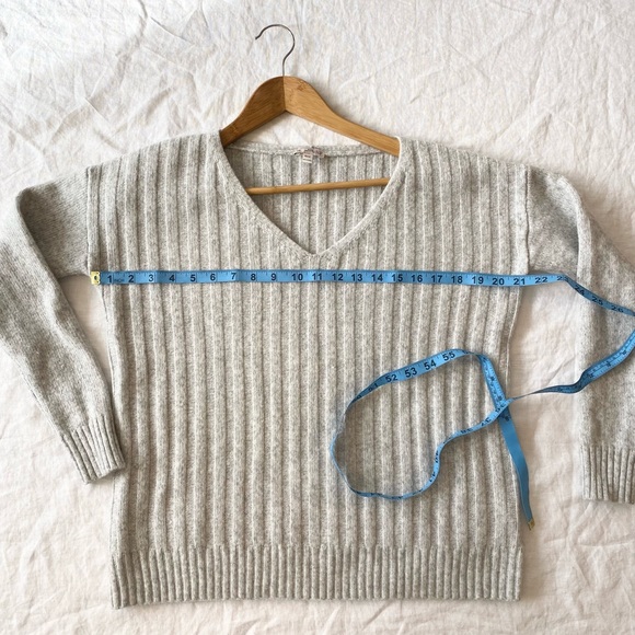Gap Wool Blend Loose Fit Cozy V-Neck Sweater - Picture 4 of 10